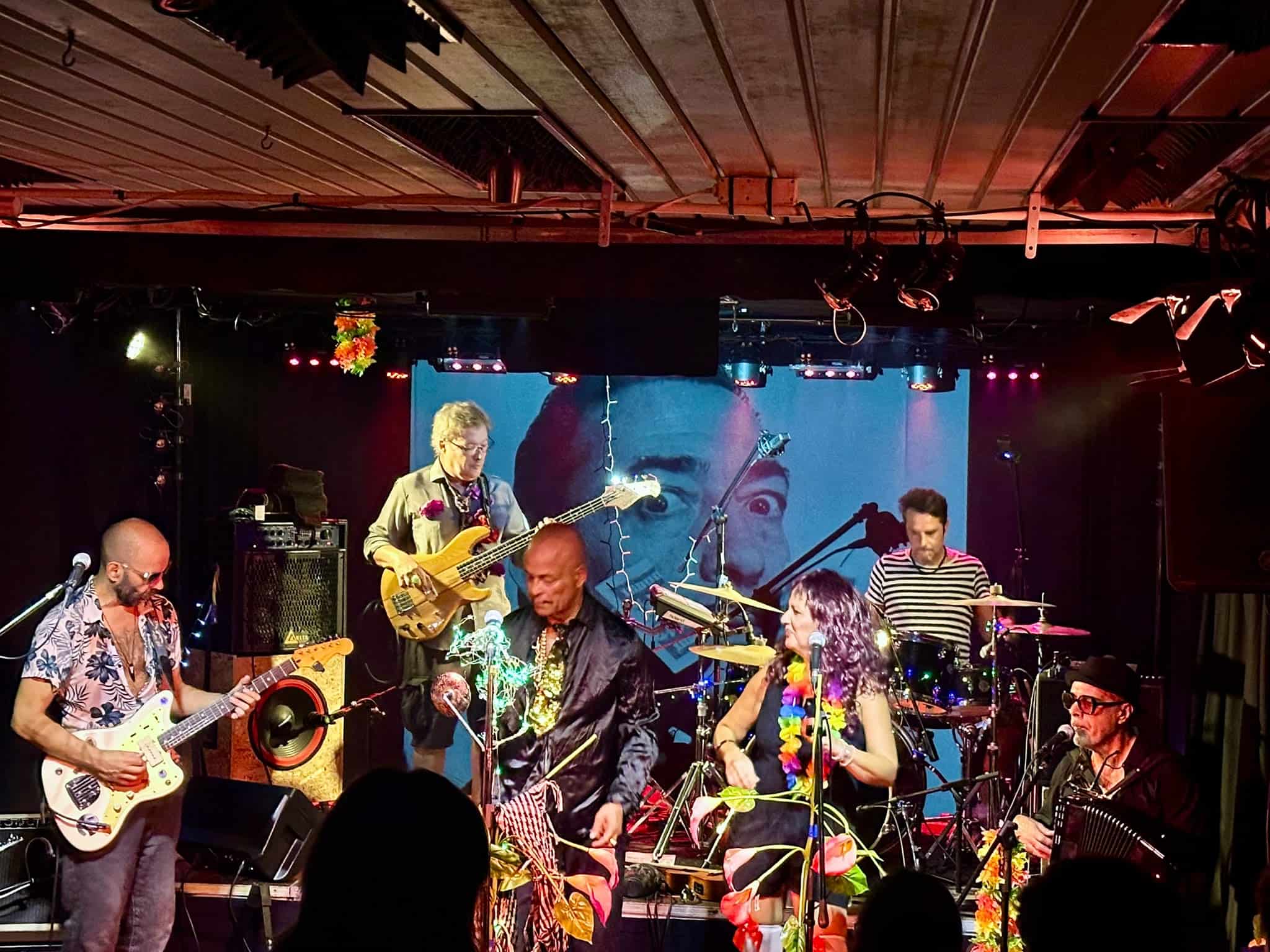 Valdez e as Piranhas Douradas em palco, entre instrumentos e adereços